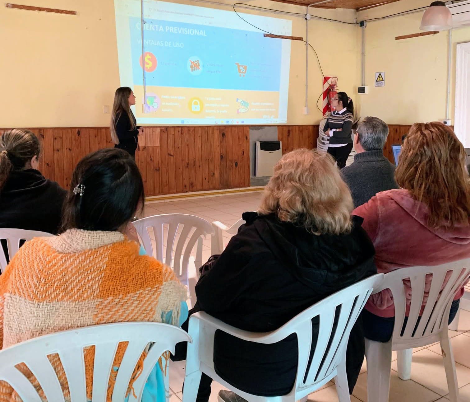 Brindaron una charla de "Educación Financiera" para adultos mayores